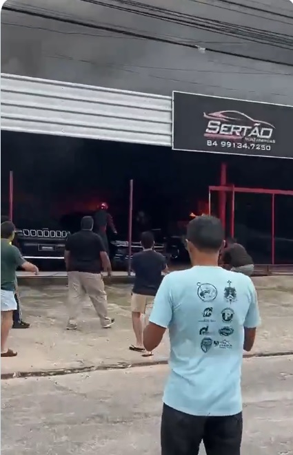 VÍDEO: Incêndio atinge loja de automóveis na Av. Ayrton Senna