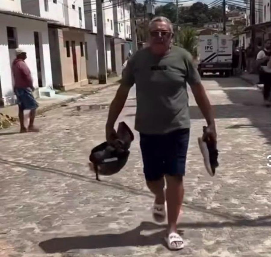 Pai deixa local onde o filho foi encontrado sem vida carregando o tênis e o capacete: “Eu dava conselhos, mas ele dizia que a gente falava demais